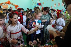 С большим размахом в Лысогорской школе №2 прошла первая благотворительная ярмарка