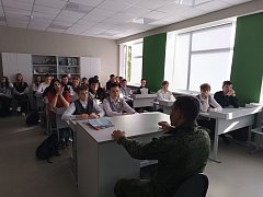 «Классная встреча» с героем нашего времени: активисты Движения Первых Лысогорской школы N1 поздравили участника СВО с наступающим Днем защитника Отечества