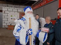 Дед Мороз поздравил лысогорских сотрудников МЧС