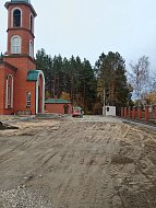 В Лысых Горах благоустраивается территория храма