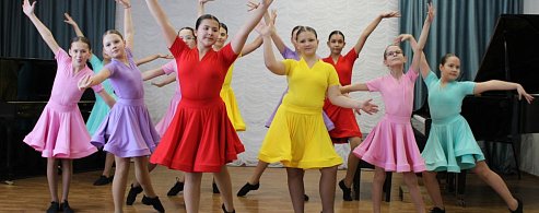 Детская школа искусств отметила Международный женский день ярким концертом