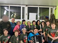 Женщинам из центра "Наши руки - фронту"  военнослужащие передали благодарственные письма и  поздравления с 8 марта