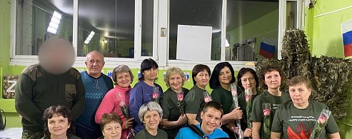 Женщинам из центра "Наши руки - фронту"  военнослужащие передали благодарственные письма и  поздравления с 8 марта