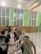 В спортзале школы села Невежкино встретились местные волейболисты с командой из Широкого Карамыша