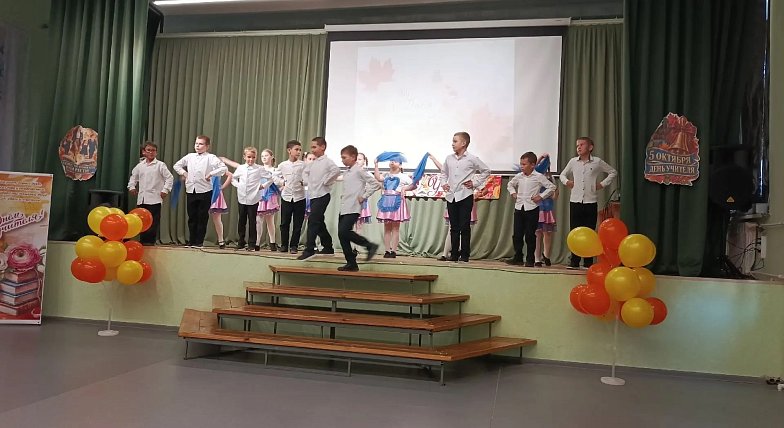Сегодня старшеклассники школы №1 р. п. Лысые Горы взяли бразды правления в свои руки