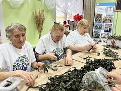 В Лысогорском районе волонтеры делают «пучки» для маскировочных сетей