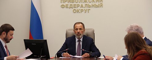 Игорь Комаров провел совещание с главами регионов округа