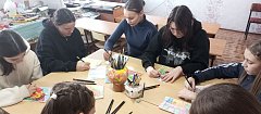 Воспитанники Лысогорской школы искусств сделали открытки участникам СВО ко Дню защитника Отечества