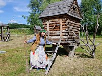 Школьники из Лысых Гор поздравили Бабу-Ягу с днем рождения