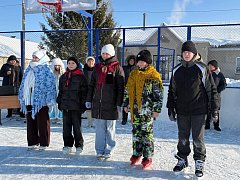 В Лысогорской школе №2 торжественно открыли каток
