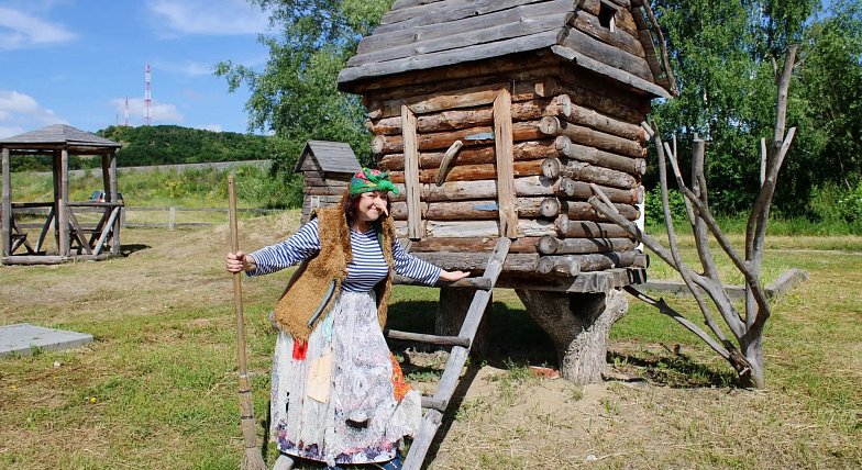 Школьники из Лысых Гор поздравили Бабу-Ягу с днем рождения