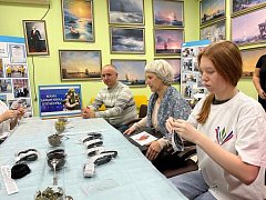 Мама участника СВО встретилась с юными лысогорскими волонтёрами