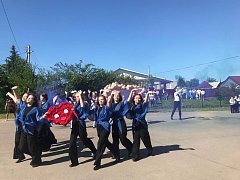 Глава Лысогорского района Сергей Фартуков принял участие в торжественной линейке, посвященной Последнему звонку, в школе №1