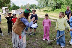 Школьники из Лысых Гор поздравили Бабу-Ягу с днем рождения