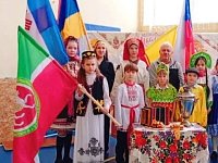 Школьники из Новой Красавки отпраздновали Масленицу в национальных костюмах