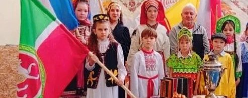 Школьники из Новой Красавки отпраздновали Масленицу в национальных костюмах