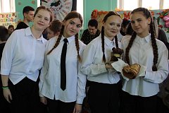 С большим размахом в Лысогорской школе №2 прошла первая благотворительная ярмарка