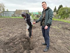 Активисты «Движения Первых» высадили в школьном саду яблони