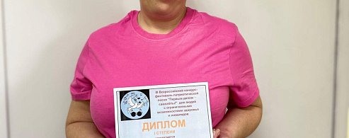 Проживающая Лысогорского ПНИ одержала победу в конкурсе патриотической песни