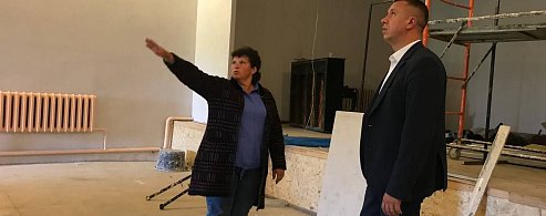 Глава Лысогорского района Сергей Фартуков с рабочим визитом посетил школу п. Яблочный и сельский Дом культуры с. Большая Рельня, где активно идут ремонтные работы