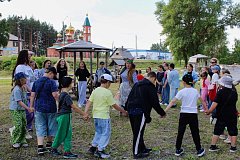 Школьники из Лысых Гор поздравили Бабу-Ягу с днем рождения