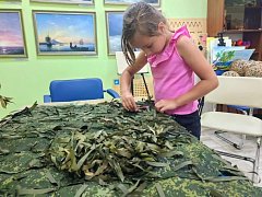 В Лысогорском центре социального обслуживания населения продолжается работа патриотического клуба юных волонтеров «Я патриот!»
