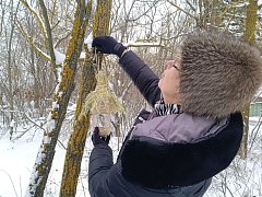 Сотрудники и волонтеры Лысогорского комплексного центра социального обслуживания организовали экологическую акцию «Доброта не знает границ – делаем кормушки для птиц!»