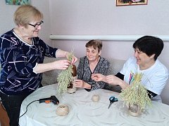 Сотрудники и волонтеры Лысогорского комплексного центра социального обслуживания организовали экологическую акцию «Доброта не знает границ – делаем кормушки для птиц!»